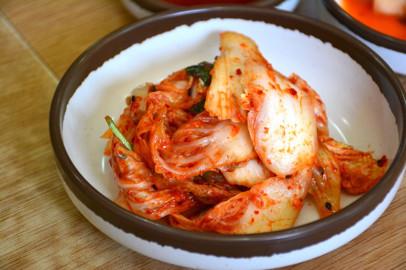reduce fizzy kimchi by setting it on a plate for 15 minutes