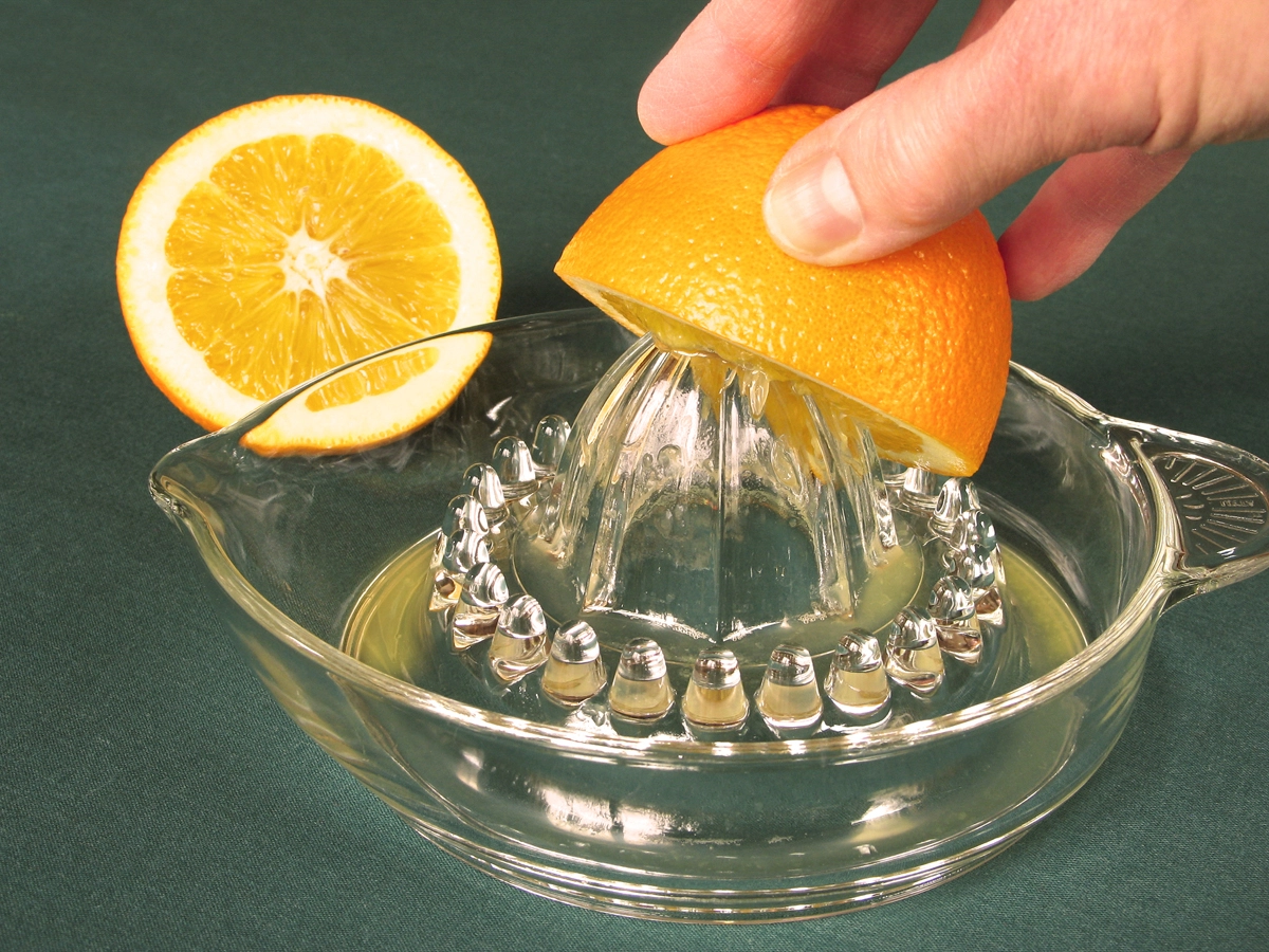 hand-squeeze-oranges-for-fermented-orange-juice-recipe
