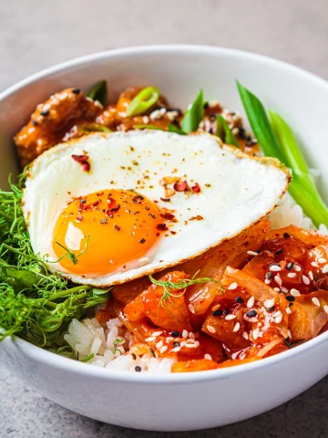 kimchi-rice-bowl-with-fried-egg